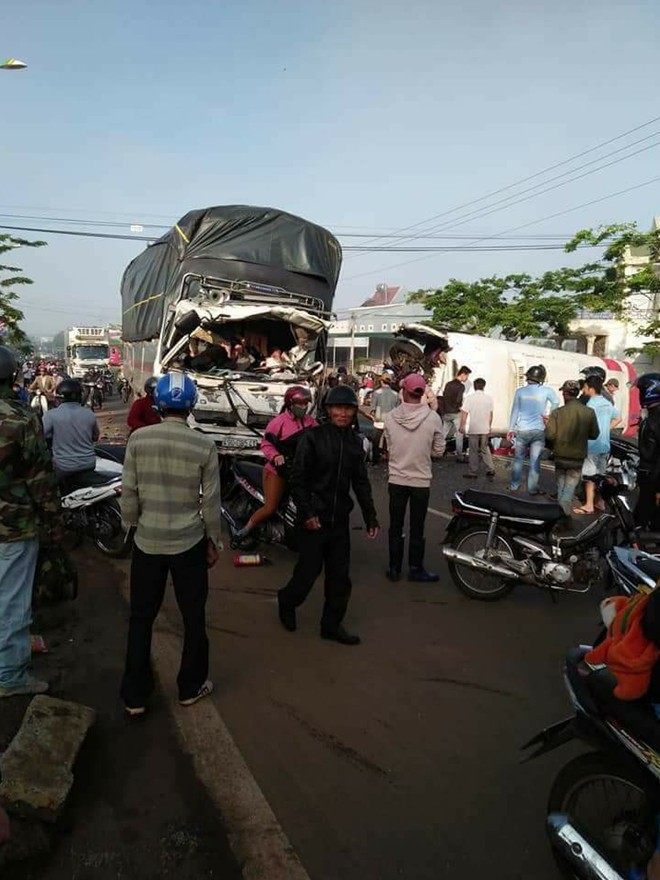 Hiện trường vụ ô tô khách và xe tải lao vào nhau khiến 1 người chết, 9 người bị thương